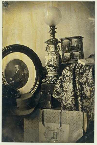 Stilleven met fotografisch portret van Asser, stereoscoop en portfolio door Eduard Isaac Asser