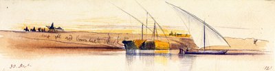 De oevers van de Nijl (Egypte), met drie gyassis, waarvan er twee zwaar beladen zijn met stro, op de achtergrond worden personages en dieren afgebeeld in de ondergaande zon door Edward Lear