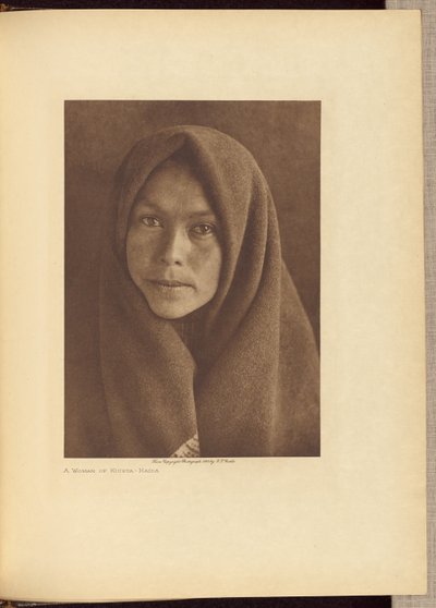 Een vrouw van Kiusta - Haida door Edward S. Curtis