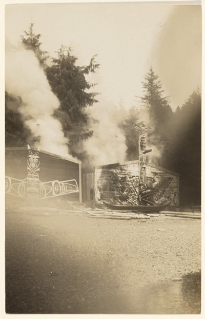 [Terwijl de felle vlammen hoger oplaaiden, schilderden ze karmozijnrood de zee die kabbelt aan de voet van een spookbos]. door Edward S. Curtis
