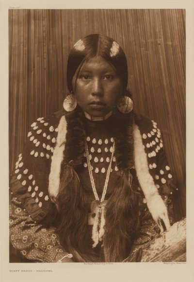Stoffige jurk - Kalispel door Edward S. Curtis