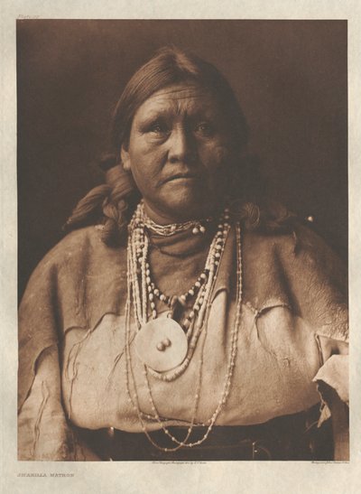 Portfolio I, Plaat 23: Jicarilla Matron door Edward S. Curtis