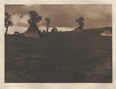 Portfolio I, Plaat 24: Een kamp op een heuveltop - Jicarilla door Edward S. Curtis