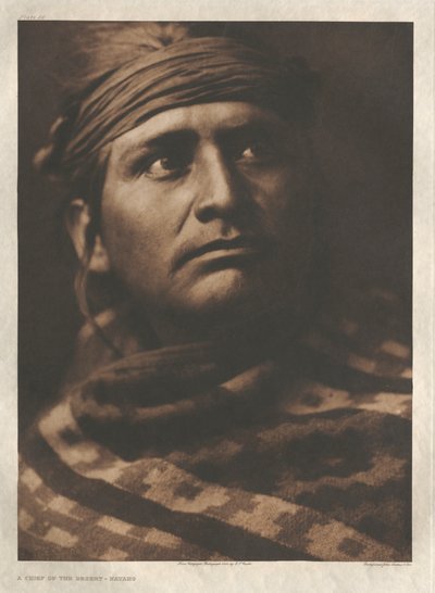 Portfolio I, Plaat 26: Een opperhoofd van de woestijn-Navaho door Edward S. Curtis