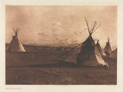 Portfolio VI, Plaat 207: Piegan Kampement door Edward S. Curtis