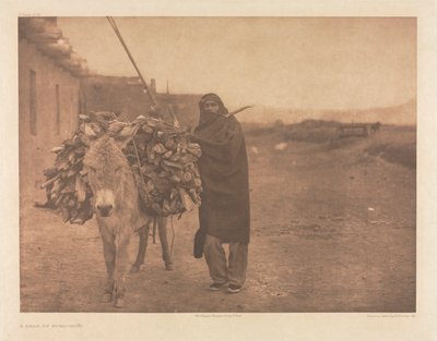 Portfolio XVII, Plaat 608: Een lading brandstof - Zuñi door Edward S. Curtis