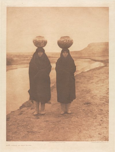 Portfolio XVII, Plaat 610: Zuñi meisjes bij de rivier door Edward S. Curtis