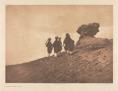 Portfolio XVI, Plaat 573: Acoma watermeisjes door Edward S. Curtis