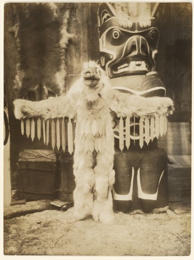 [De wesp met zoemend gezoem zal ze allemaal wegjagen]. door Edward S. Curtis