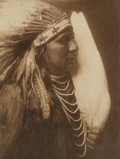[Drie Veren - Een Nez Perce Inheemse Amerikaan]. door Edward S. Curtis