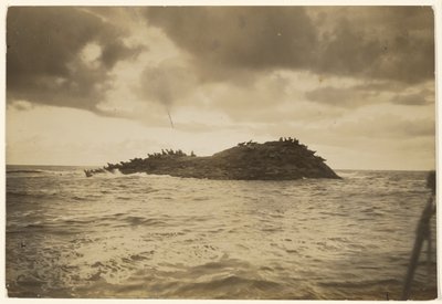 [Naar rotsachtige, door de branding geteisterde eilandjes heeft mijn kano me gebracht] door Edward S. Curtis