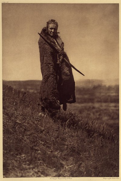Een Grizzly-Bear Dappere, Piegan. Minstens twee van de Piegan Oorlogsverenigingen (de Dapperen en Alle Dappere Honden) omvatten twee mannen die bekend staan als de Grizzly-Bear Dappere door Edward Sheriff Curtis