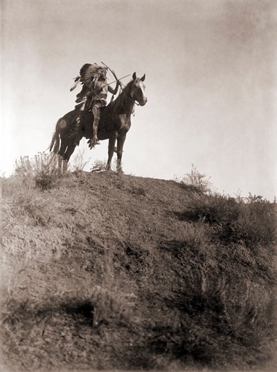 Absaroke krijger te paard door Edward S. Curtis, ca. 1910 door Edward Sheriff Curtis
