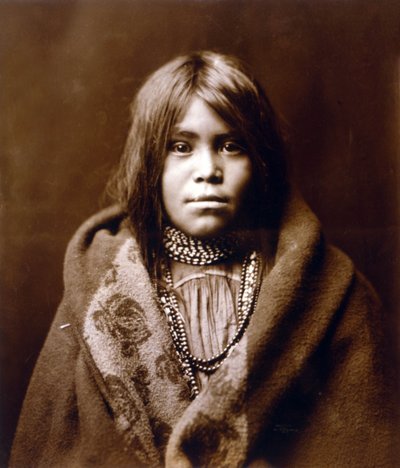 Een Apache meisje, c. 1903, foto Edward S. Curtis door Edward Sheriff Curtis