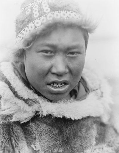 Een Eskimo-jongere van Hooper Bay, Alaska, ca. 1929 door Edward Sheriff Curtis