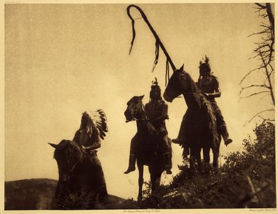 Apsaroke oorlogsgroep. De krijger rechts houdt de gebogen stok van een van de stam militaire organisaties vast door Edward Sheriff Curtis