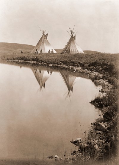Aan de waterkant—Piegan door Edward S. Curtis, ca. 1910 door Edward Sheriff Curtis