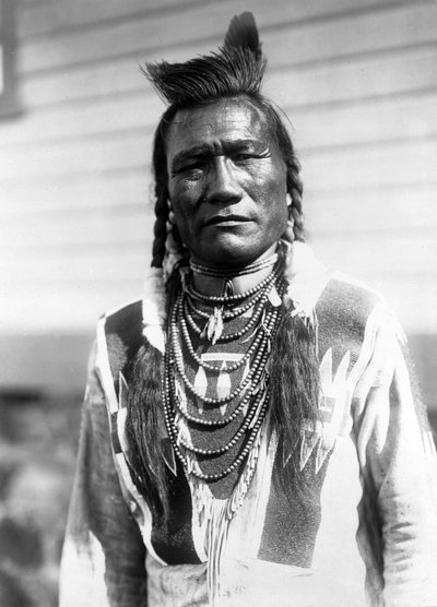 Bird Rattle, indiaanse man, c. 1910 door Edward Sheriff Curtis