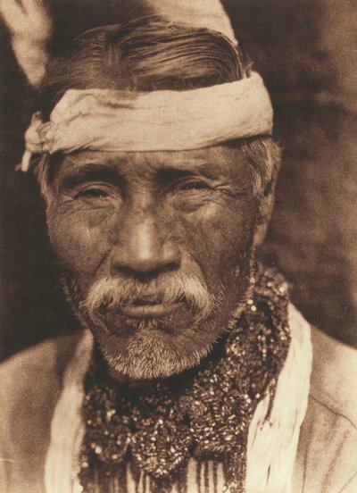 Close-up van een oude Noord-Amerikaanse Indiaan van voren gezien door Edward Sheriff Curtis