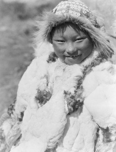 Eskimo-kind geïdentificeerd als Uyowutcha, waarschijnlijk van Nunivak Island, Alaska, ca. 1929 door Edward Sheriff Curtis