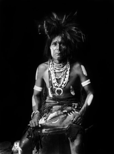 Hopi-indiaan, met een Naja om de nek, foto door Edward S. Curtis, ca. 1921 door Edward Sheriff Curtis