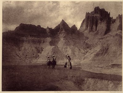 In de Badlands. Deze verbazingwekkende afbeelding is gemaakt in Sheep Mountain, op het Pine Ridge-reservaat, Badlands, South Dakota. Foto uit volume 3 van Edward S. Curtis