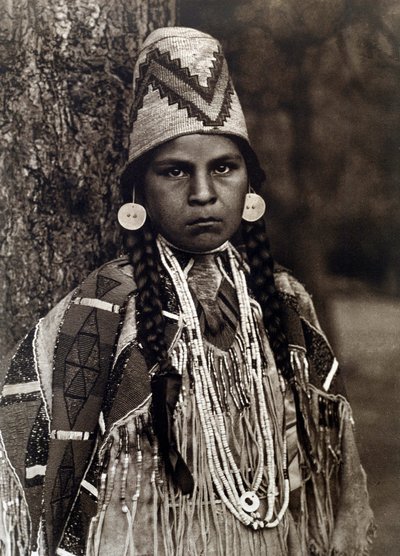 Indiaan van Amerika: Portret van Umatilla meisje door Edward Sheriff Curtis