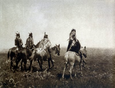 Indiaanse krijger (De Apsaroke) rijdend in de vlakte door Edward Sheriff Curtis