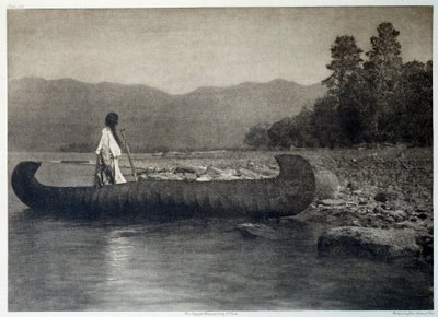 Een Indiaan op een kano in het zuiden van Flathead Lake, Montana door Edward Sheriff Curtis