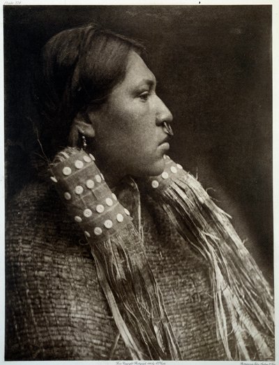 Portret van een Indiaans meisje met een neuspiercing door Edward Sheriff Curtis