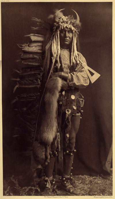Iron Brest, Piegan. Kostuum van een lid van de Bulls, een voormalige samenleving die al vele jaren is verdwenen door Edward Sheriff Curtis