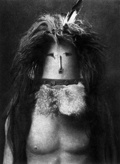 Navajo indiaan verkleed als godin Haschebaad door Edward Sheriff Curtis