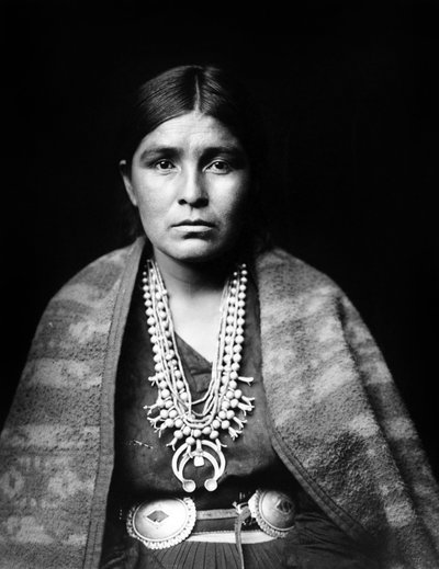 Navajo-vrouw met zilveren squash-bloem ketting, concho riem, deken over schouders, c. 1904 door Edward Sheriff Curtis