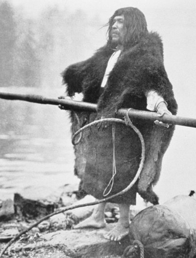 Nootka Indiaan met walvisjager harpoen, c.1900 door Edward Sheriff Curtis