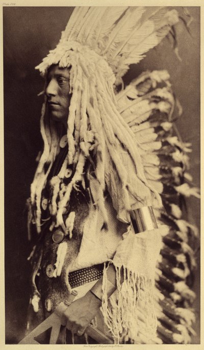 Oude persoon, Piegan. Jonge mannen missen geen enkele gelegenheid van openbare festiviteiten om de kleding van hun krijgersvader aan te trekken door Edward Sheriff Curtis
