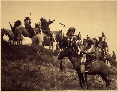 Een aanval plannen. De Indianen, in hun indrukwekkende typische kostuums, komen samen in uiterst pittoreske groepen. Dit is een troep van Sioux Ogalala (Oglala), op een heuvel met uitzicht op de Wounded Knee Valley in het Pine Ridge-reservaat, South Dakota door Edward Sheriff Curtis