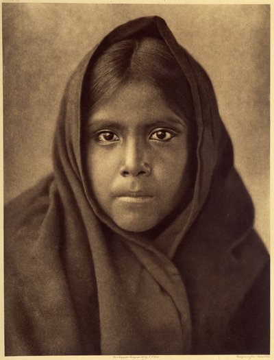 Qahatika meisje. Jonge Qahatika meisje. Deze woestijnindianen wonen ongeveer 60 kilometer van het Pimas-reservaat (Arizona). Foto uit deel 2 van de encyclopedie van Edward S. Curtis over Noord-Amerikaanse Indianen, met een voorwoord van Theodore Roosevelt. door Edward Sheriff Curtis