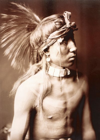 Shows As He Goes door Edward S. Curtis, c.1904 door Edward Sheriff Curtis