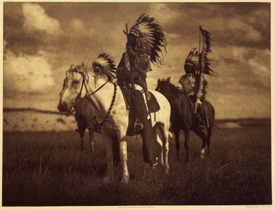 Sioux-hoofden. Vaak vormden twee of drie mannen een oorlogstroep en vertrokken voor weken of maanden. Soms kwamen ze terug met scalpen, paarden of vrouwen. door Edward Sheriff Curtis
