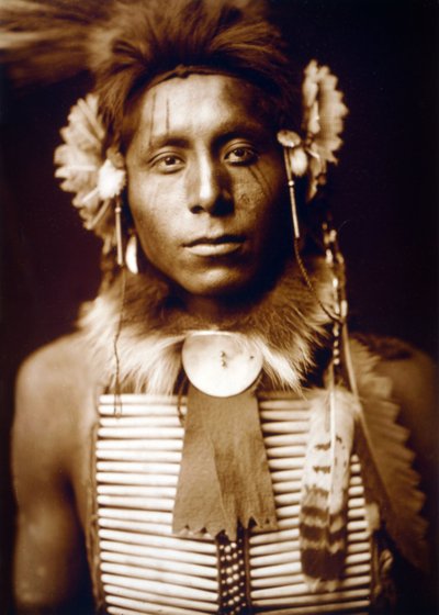 Sitting Eagle, Crow man, c. 1905 door Edward Sheriff Curtis