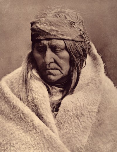 Two Bear, piegan vrouw. Wat betreft de Piegans van vandaag en morgen, we zouden heel optimistisch moeten zijn om hoop te vinden in hun huidige situatie. door Edward Sheriff Curtis