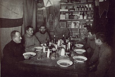 De mannen, Midwinterdag diner, Britse Antarctische Expeditie, Kaap Evans, 22 juni 1912 door Edward W. Nelson