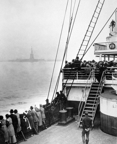 Aankomst van immigranten op Ellis Island, New York, foto door Edwin Levick, ca. 1905 door Edwin Levick