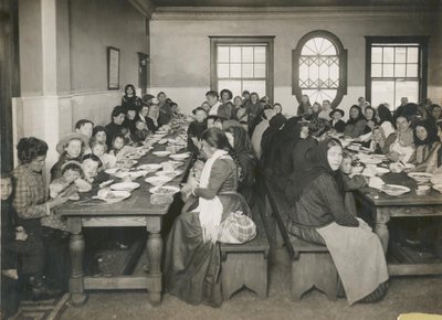 Immigranten krijgen een gratis maaltijd op Ellis Island, c.1906 (zwart-wit foto) door Edwin Levick