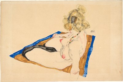 Blonde naakt zittend op een bruine tapijt met een blauwe rand, 1912 door Egon Schiele