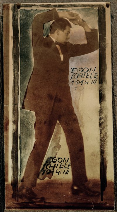 Egon Schiele met opgeheven armen ... (foto) door Egon Schiele