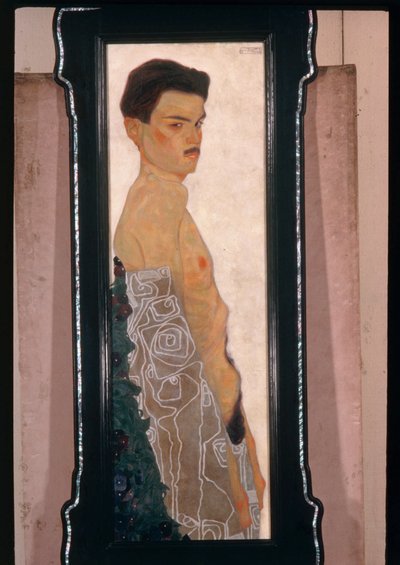 Naakt zelfportret met ornamentale draperie ... (olieverf en metallic verf) door Egon Schiele