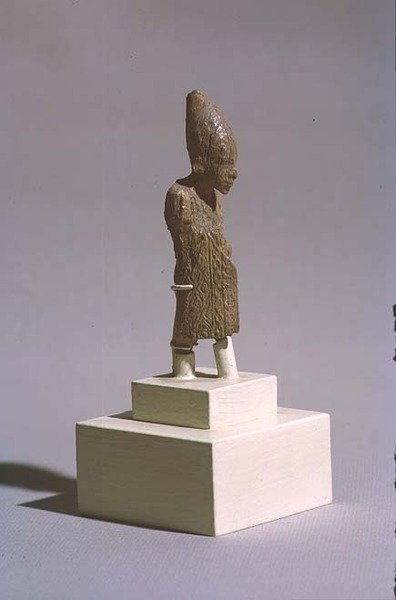 Beeld van een koning met de witte kroon van Opper-Egypte en de mantel van het Sed-festival, uit de Tempel van Osiris, Abydos, Vroeg-dynastieke periode door Egyptian