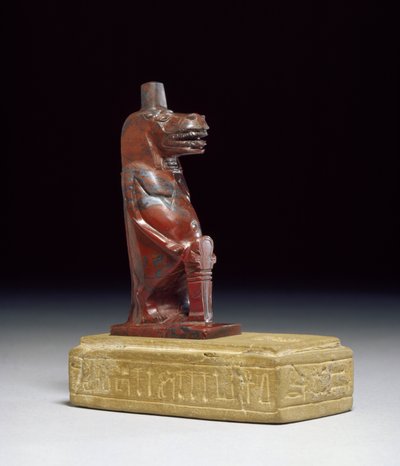 Nijlpaardgodin Taueret, die een vlecht van opgerold papyrus vasthoudt die het beschermende hiërogliefteken 