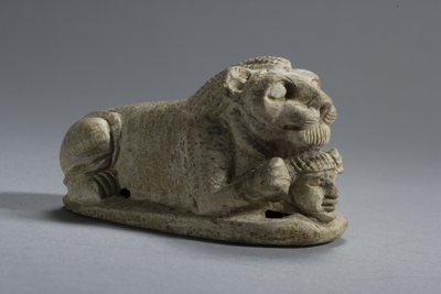 Deksel van een liggende Leeuw die een Hoofd vasthoudt, Napata-Meroe, Boven-Nubië door Egyptian
